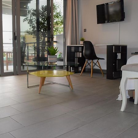شقة Stylish Boutique Loft With Private Balcony أثينا المظهر الخارجي الصورة
